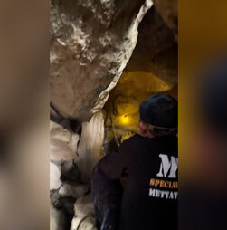 Equipas de resgate correm contra o tempo para salvar sete pessoas presas em gruta inundada em Laos