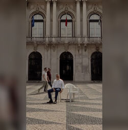 Carlos Moedas dá as boas vindas a Bad Bunny com cadeiras brancas espalhadas por Lisboa