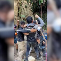 Euforia e lágrimas: o momento após o resgate do grupo preso há uma semana numa gruta inundada no Laos