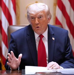 Trump diz que 'ninguém vai controlar' Estreito de Ormuz