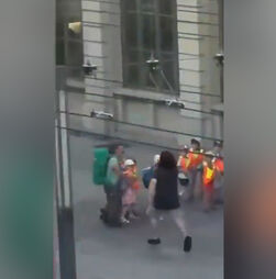 Imagens mostram homem a correr em estação de comboios na Suíça onde quatro pessoas foram esfaqueadas