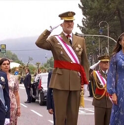 Rei de Espanha participa na parada militar anual do Dia das Forças Armadas