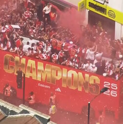 'Onda vermelha' enche as ruas de Londres para celebrar a vitória do Arsenal na Premier League