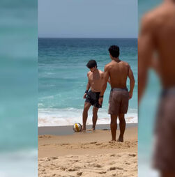 Tenista espanhol Carlos Alcaraz aproveita domingo de calor na Comporta após lesão
