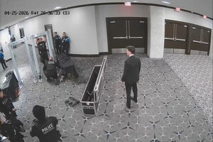 Novo vídeo mostra homem acusado de tentativa de homicídio de Trump a disparar contra agente