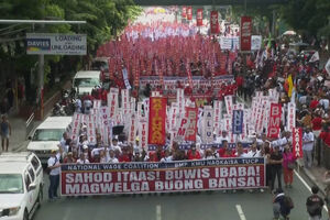 Grupo de pessoas nas Filipinas marcha no Dia do Trabalhador