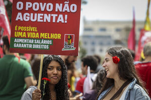 Manifestantes na marcha do Dia do Trabalhador convocada pela CGTP-IN entre o Martim Moniz e a Alameda, em Lisboa