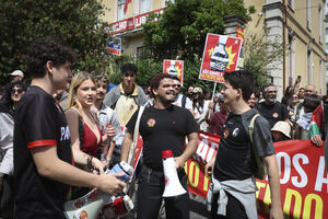 Manifestantes na marcha do Dia do Trabalhador convocada pela CGTP-IN entre o Martim Moniz e a Alameda, em Lisboa