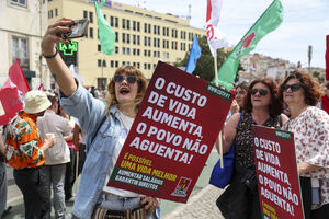 Manifestantes na marcha do Dia do Trabalhador convocada pela CGTP-IN, entre o Martim Moniz e a Alameda