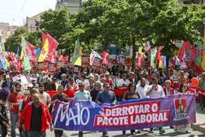Manifestantes na marcha do Dia do Trabalhador convocada pela CGTP-IN entre o Martim Moniz e a Alameda, em Lisboa