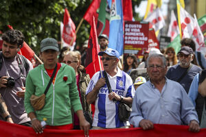 Manifestantes na marcha do Dia do Trabalhador convocada pela CGTP-IN entre o Martim Moniz e a Alameda, em Lisboa