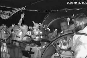 Membros de um barco de flotilha com as mãos no ar enquanto forças israelitas interceptaram activistas