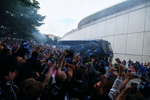 Adeptos celebram o 31.º título do FC Porto junto ao Estádio do Dragão