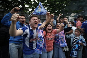 Adeptos ba chegada da equipa ao Estádio do Dragão