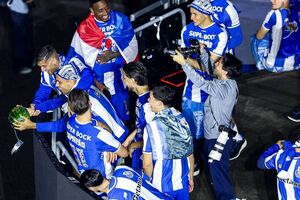 Insólito: Gabri Veiga foi buscar melancia... e jogadores do FC Porto atiraram-na do palco da festa