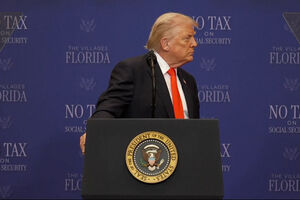"Digam-lhes para aumentar o microfone!": Trump queixa-se do som durante discurso na Flórida