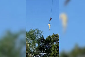 Polícia e crocodilo içados de helicóptero durante operação para recuperar restos mortais de empresário na África do Sul 