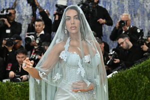 Georgina Rodríguez escolheu um vestido e véu azul claro da Ludovic de Saint Sernin