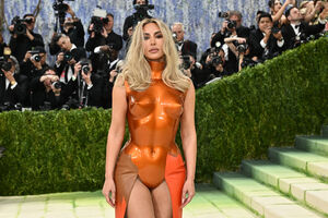 Kim Kardashian escolheu um vestido Allen Jones for Whitaker Malem 