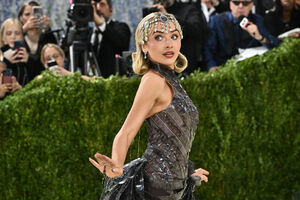 Sabrina Carpenter marca presença no Met Gala com vestido Dior