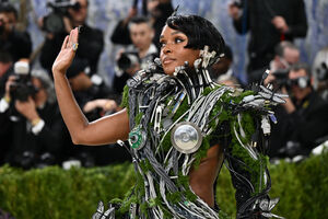 Janelle Monáe veste em custom Christian Siriano