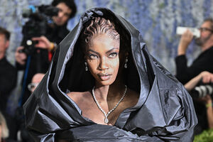 Anok Yai em Balenciaga