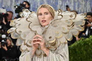 Dree Hemingway usou um vestido da coleção de verão de Alessandro Michele’s Valentino