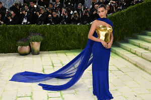 Hailey Bieber em Saint Laurent