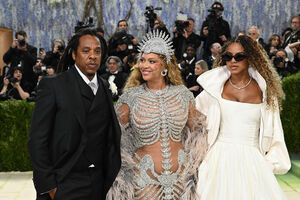 Beyoncé, Jay-Z e Blue Ivy chegaram juntos à passadeira vermelha