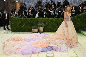 Blake Lively escolheu Versace