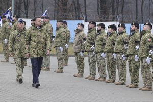 O primeiro-ministro de Portugal, Luís Montenegro, passa revista aos militares portugueses da primeira Força Nacional Destacada