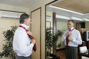 Cavaco Silva surge a ajustar a gravata, refletindo uma imagem mais descontraída da sua campanha presidencial