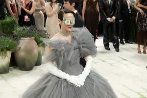 Dos olhos vendados com notas de dólares às obras de arte recriadas: Veja os looks ousados da Met Gala 2026