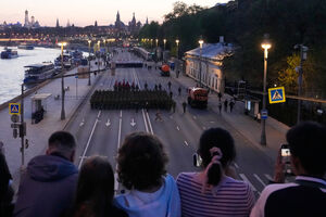 Militares russos participam no desfile militar do Dia da Vitória em Moscovo