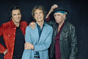 Ronnie Wood (esq.ª), Mick Jagger e Keith Richards, os três elementos basilares ainda vivos da banda