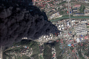 Imagem de satélite revela a dimensão de incêndio em refinaria de Tuapse