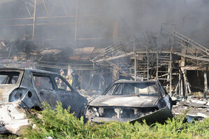 Oficina de carros destruída após ataque russo a Zaporijia