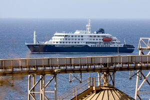MV Hondius ancorado na costa de Cabo Verde