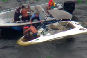 Pai e filho ajudam a resgatar seis pessoas de barco a afundar na Florida 