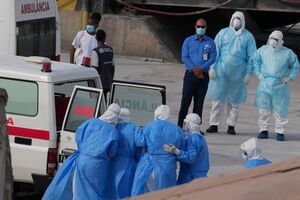 Pessoal médico de fato de proteção integral retirou os passageiros do navio
