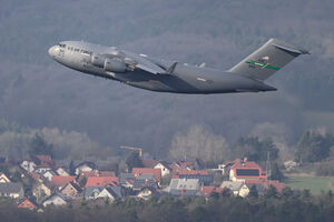 Avião da Força Aérea dos EUA sobrevoa base de Ramstein