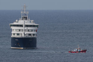 O navio MV Hondius está a caminho das Canárias