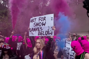 Protesto punk: Pussy Riot e Femen bloqueiam acesso ao pavilhão da Rússia na Bienal de Veneza 