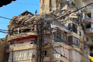 Equipas de resgate procuram sobreviventes nos escombros após ataque israelita a Beirute  