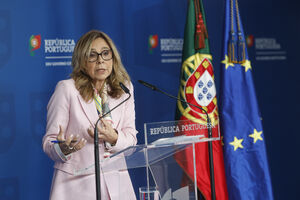 A ministra da Saúde, Ana Paula Martins durante uma conferência de imprensa