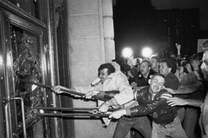 Manifestantes destroem propriedade em Lisboa durante protesto contra decisão sobre bandeira LGBTQI+