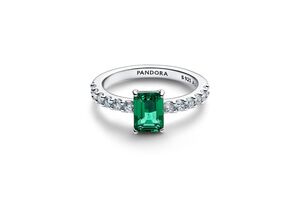 Anel Pandora com esmeralda evoca a beleza intemporal da nova coleção Emerald Green.
