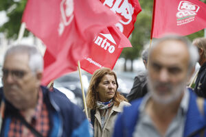 Manifestantes protestam durante a tribuna pública organizada pela CGTP