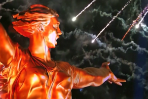 Espetáculo de luzes ilumina memorial de Estalinegrado na véspera do Dia da Vitória