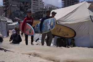 “Não podemos esquecer o desporto”: surfistas procuram paz entre os destroços em Gaza 